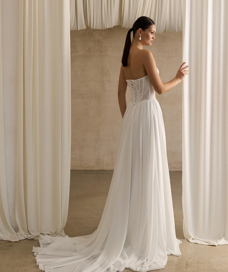 Шифоновое свадебное платье с жемчугом на корсете