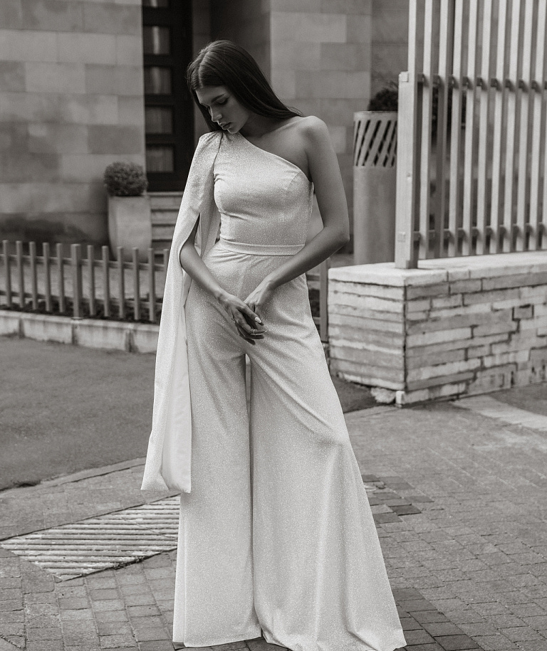 Сверкающий ассиметричный комбинезон для невесты