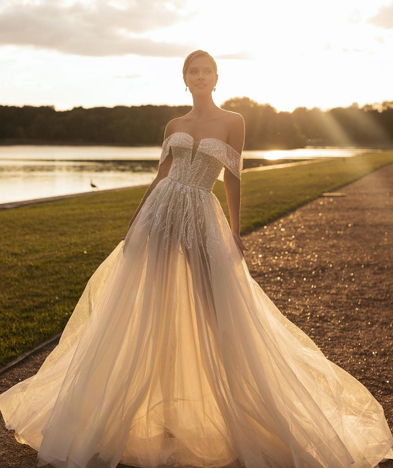 Изысканное свадебное платье с расшитым кружевом