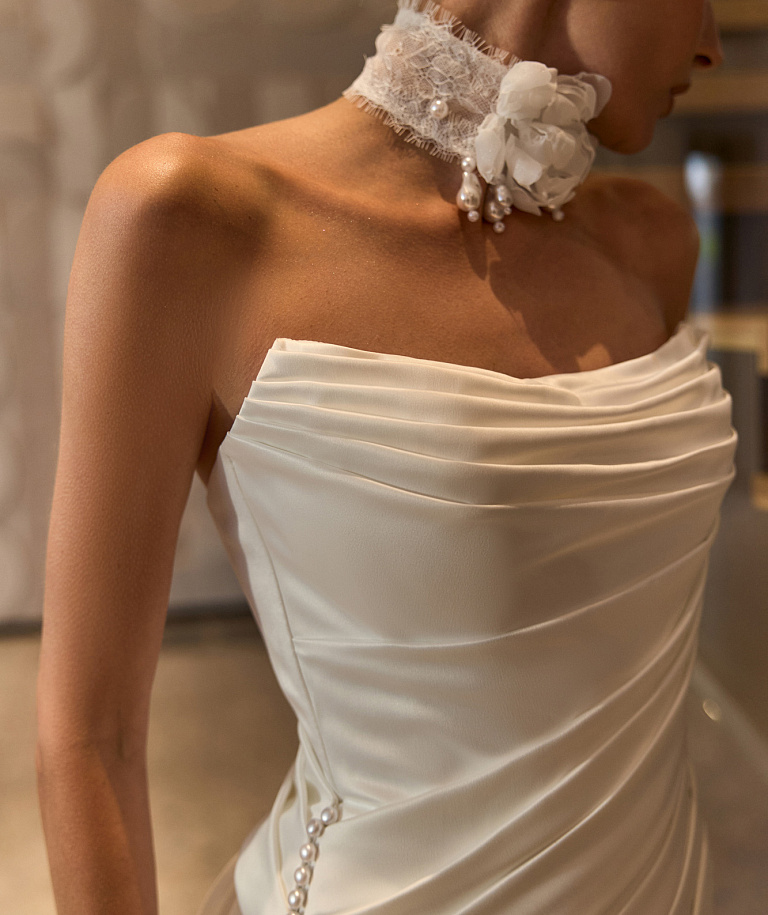 Атласное свадебное платье-русалка со съемным шлейфом и драпировкой на корсете