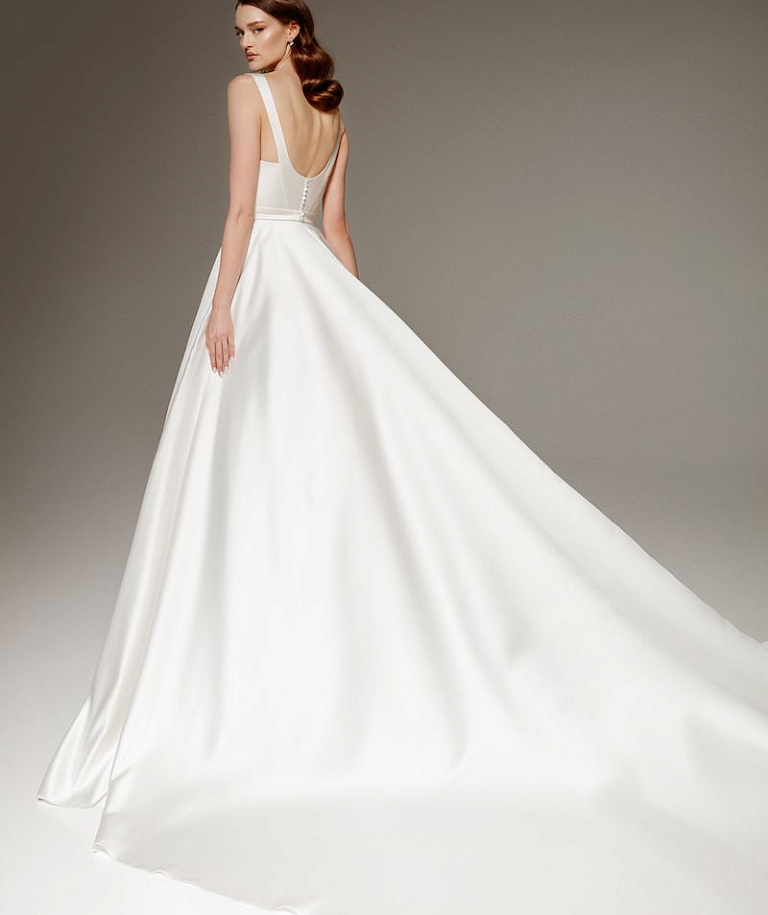 Атласное свадебное платье с квадратным вырезом