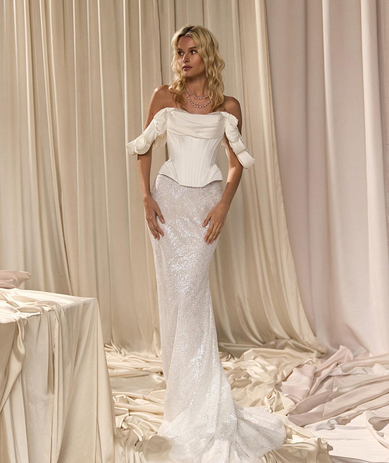 Эффектный свадебный комплект блестящей юбкой