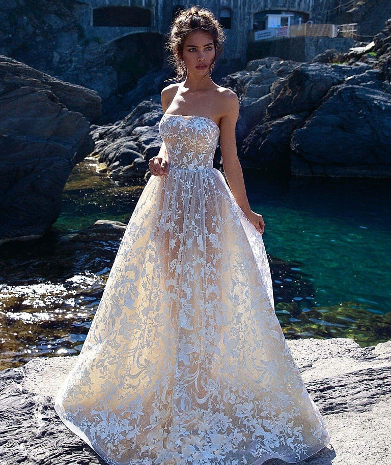 Кружевное платье с мерцающей юбкой