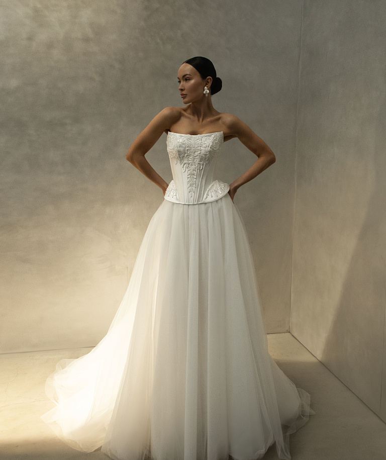 Платье с расшитым корсетом и юбкой из фатина