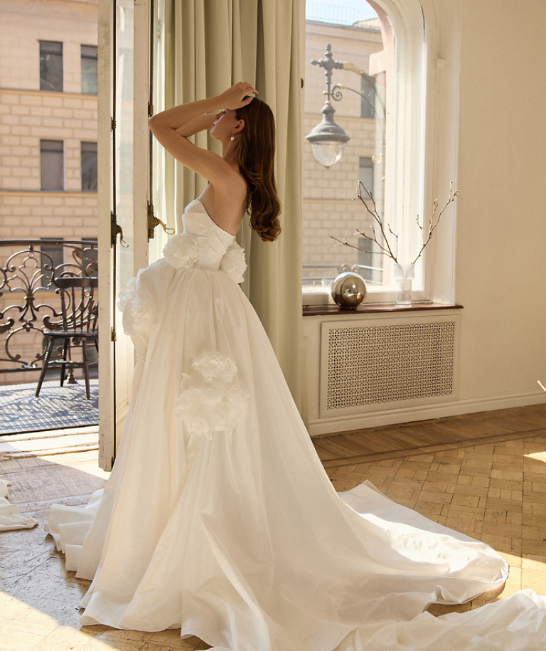 Нежное ассиметричное свадебное платье с цветами