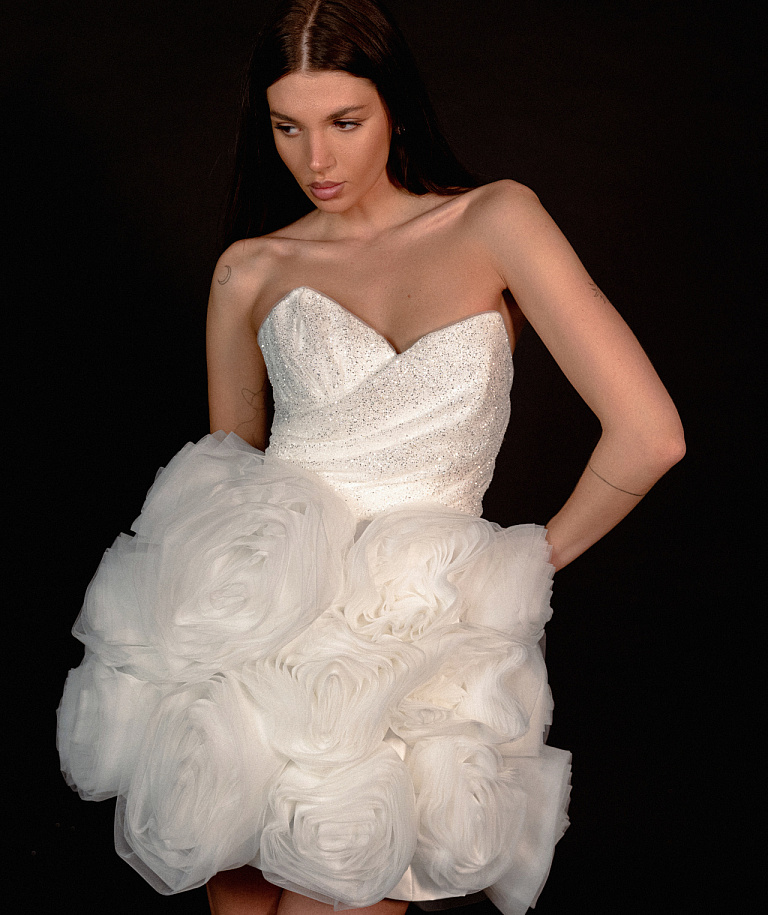 Свадебное платье с пышной короткой юбкой из роз