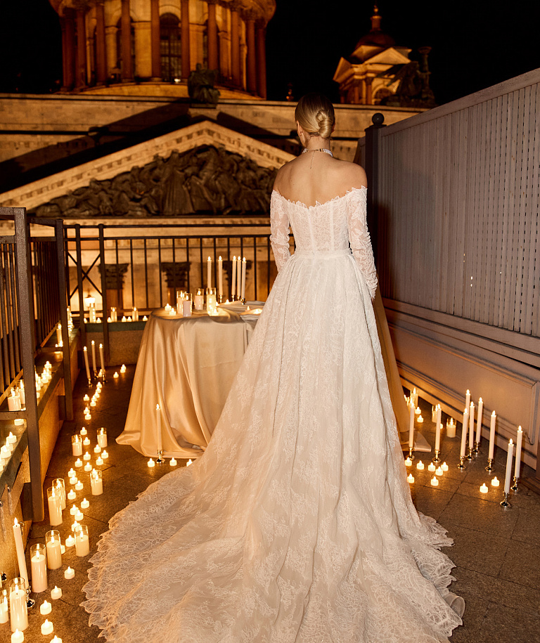 Кружевное платье-русалка со съемным шлейфон и длинными рукавами