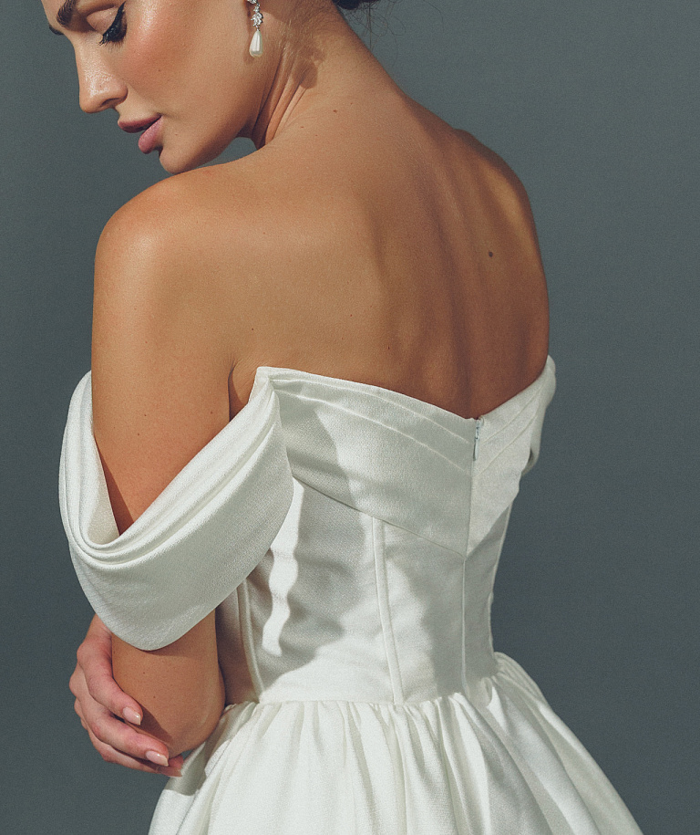 Пышное свадебное платье с разрезом