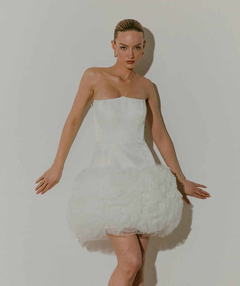 Мини свадебное платье с юбкой из 3Д цветов