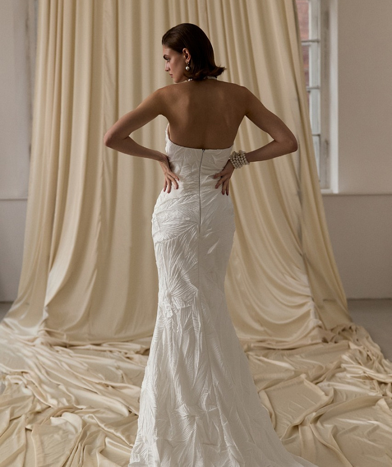 Эффектное свадебное платье из дизайнерской ткани с американской проймой и съемным кейпом
