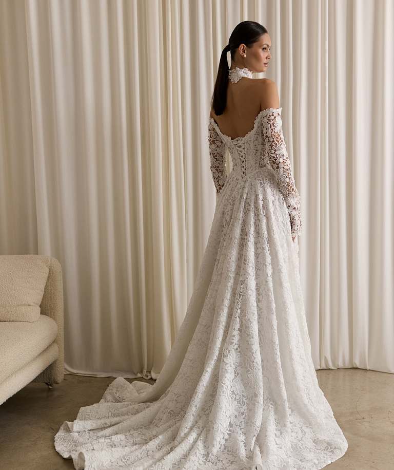 Роскошное кружевное свадебное платье с рукавами и открытыми плечами