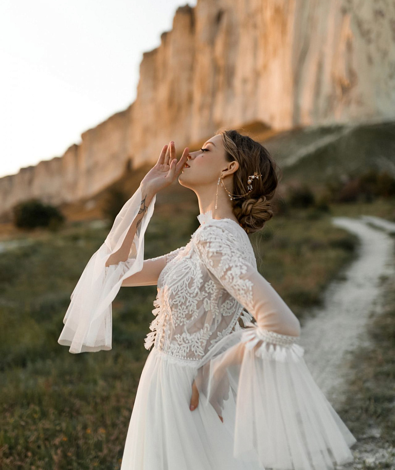 Свадебное платье бохо с расклешенными рукавами