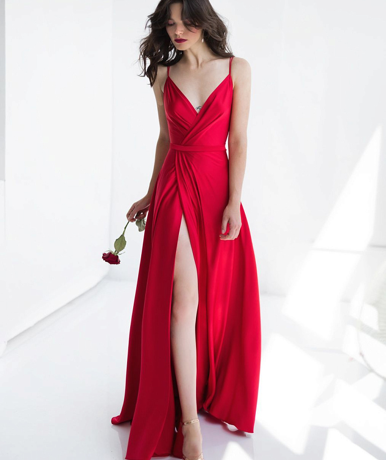 Красное шёлковое платье на бретелях