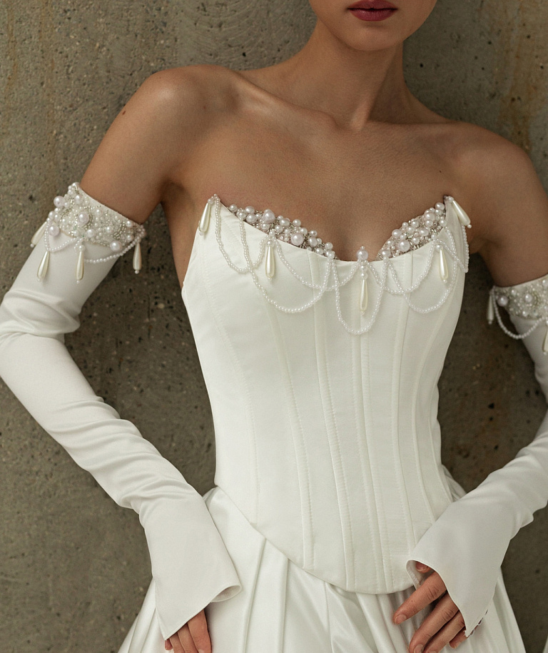 Роскошный свадебный комплект с корсетом и атласной юбкой