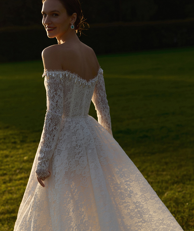 Кружевное свадебное платье с жемчугом