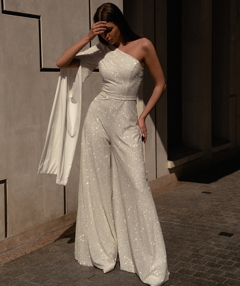 Сверкающий ассиметричный комбинезон для невесты