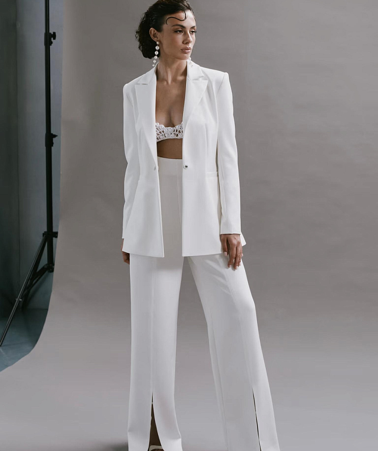 Стильный брючный свадебный костюм