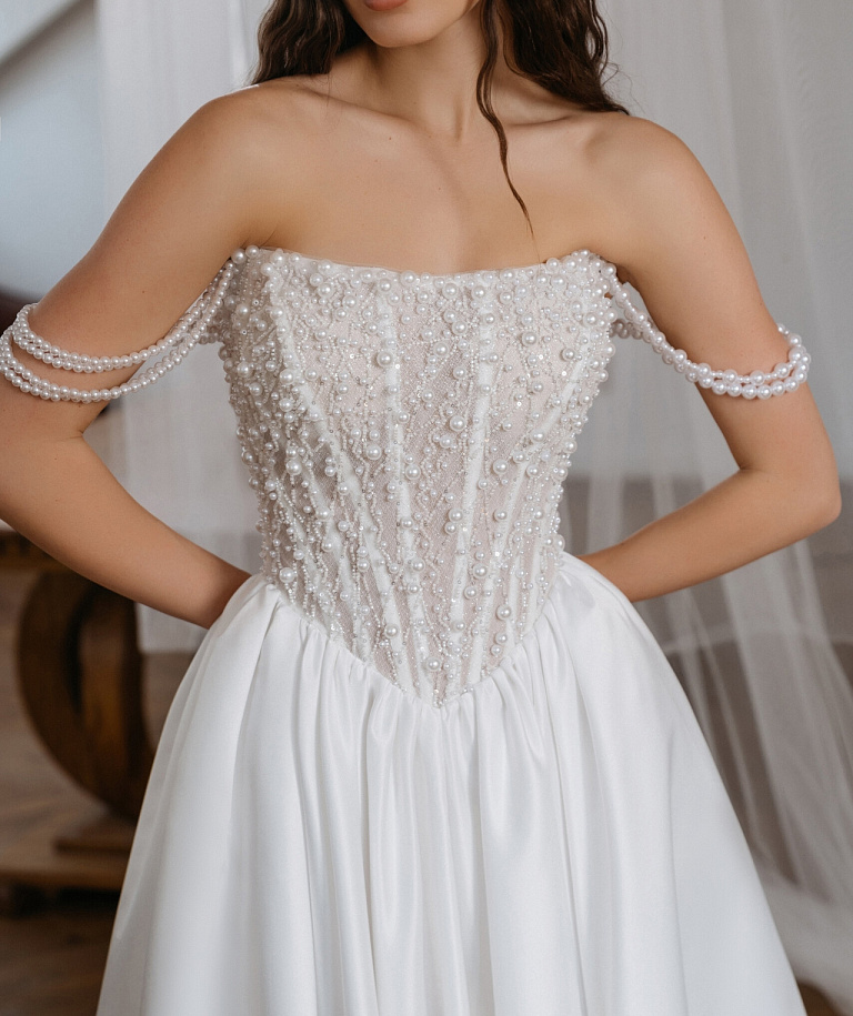 Свадебное платье с атласной юбкой и роскошным корсетом