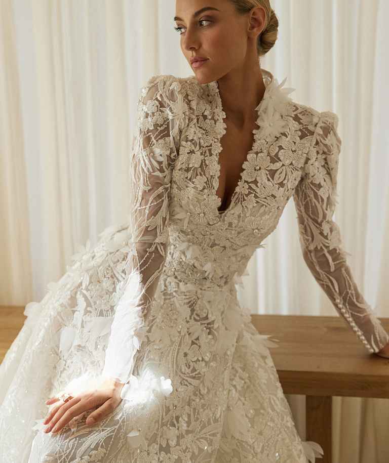 Пышное свадебное платье из роскошного цветочного кружева с болеро