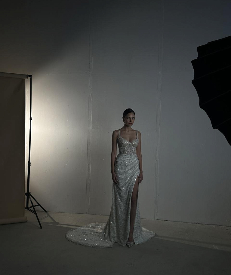 Сверкающее свадебное платье с корсетом и разрезом