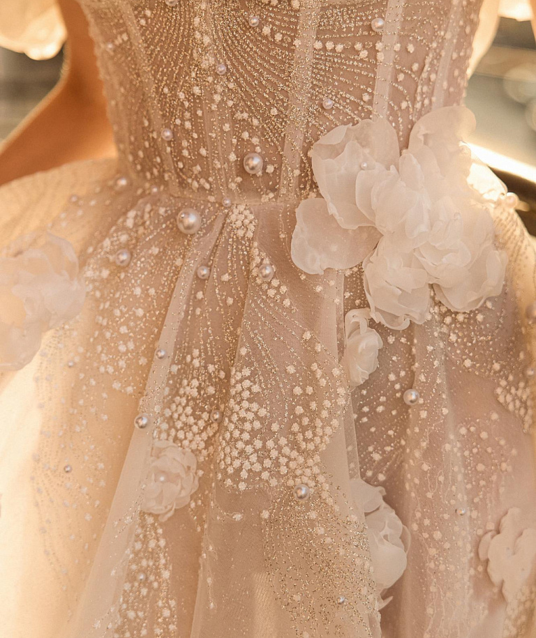 Нежное свадебное платье с декором из 3Д цветов