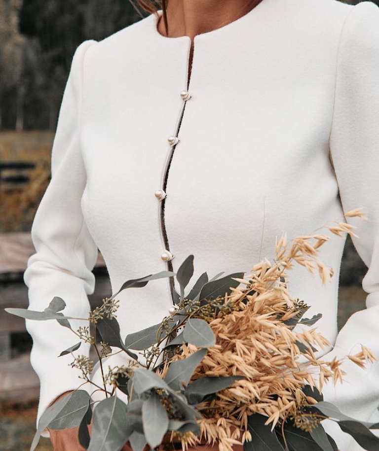 Белый жакет с длинным рукавом