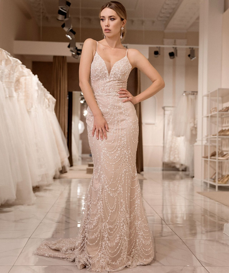 Сияющее свадебное платье рыбка на тонких бретелях