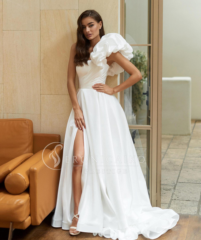 Красивое свадебное платье с буфом на плече