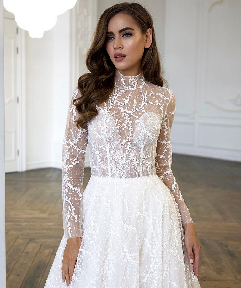 Роскошное закрытое кружевное платье