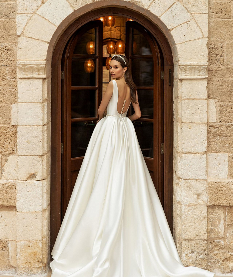 Атласное свадебное платье с открытой спиной