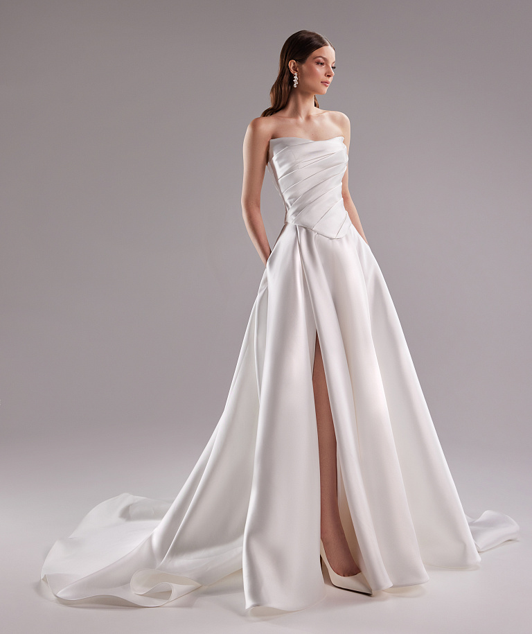 Пышное свадебное платье из микадо с драпировкой на корсете