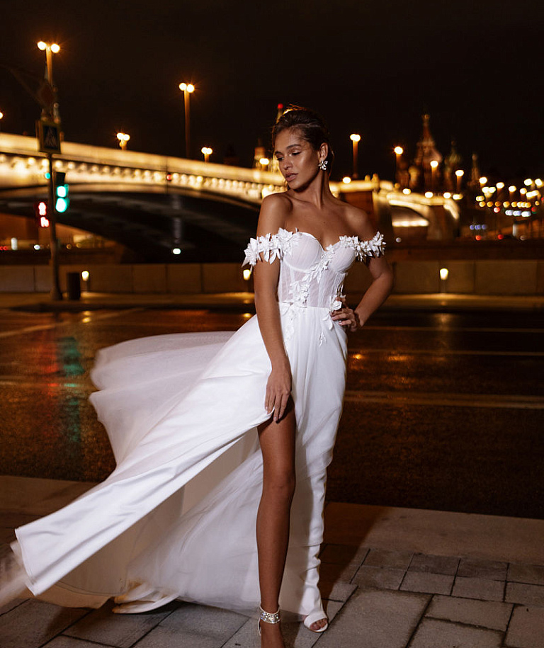 Легкое свадебное платье с декором из объемных цветов