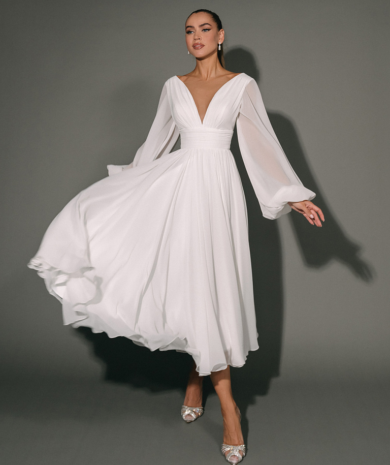 Шифоновое свадебное платье с декольте и рукавами