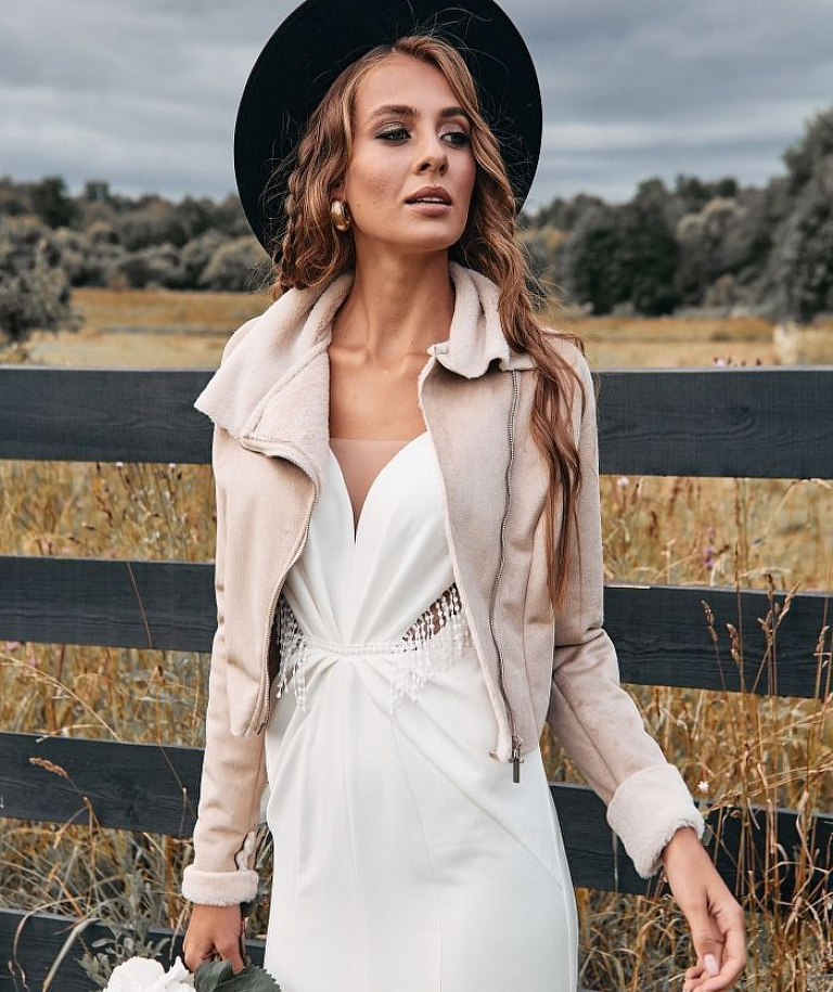 Бежевая короткая дубленка