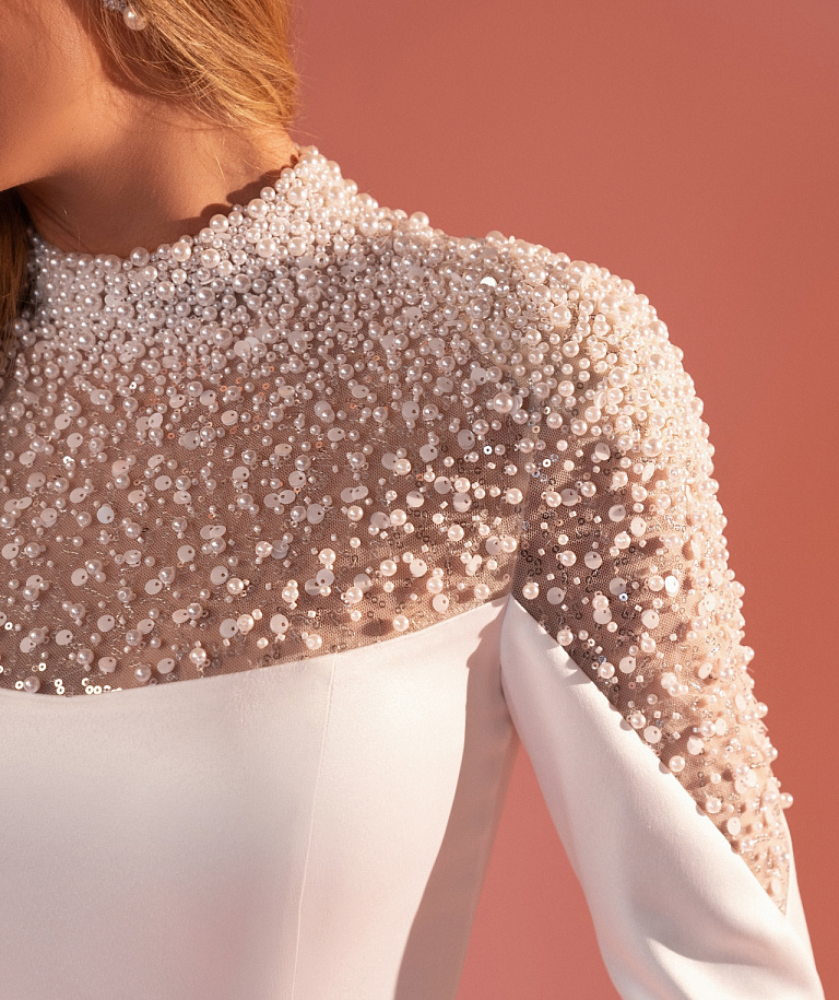 Красивое свадебное платье с роскошной вышивкой из жемчуга