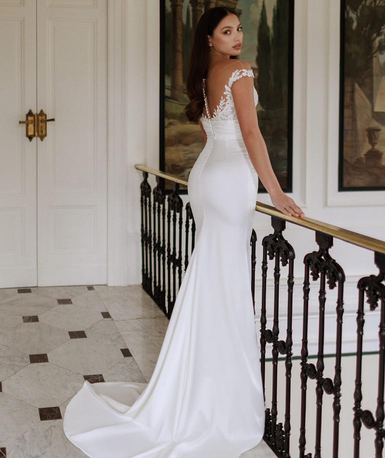 Свадебное платье с красивым расшитым корсетом и атласной юбкой