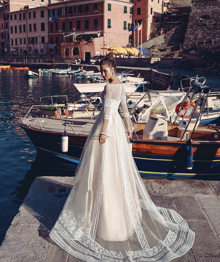 Свадебное платье в рустикальном стиле с рукавами