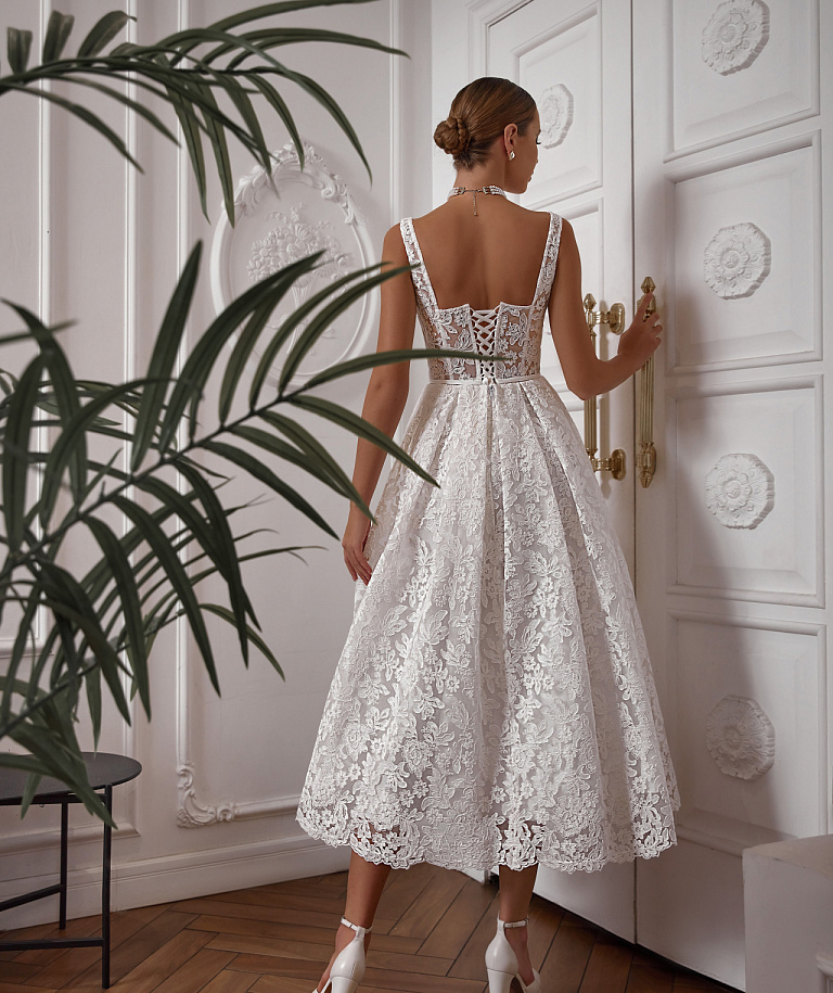 Кружевное белое свадебное платье миди
