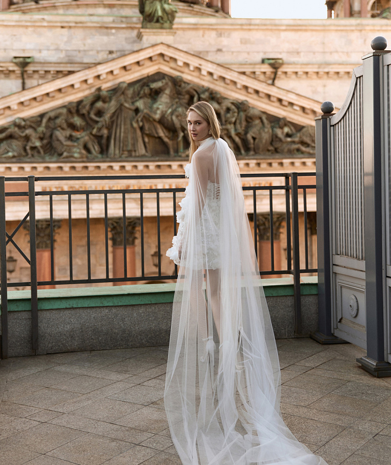 Короткое свадебное платье с декором из объемных цветов 