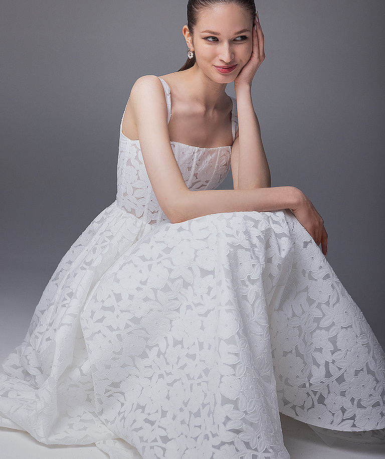 Кружевное свадебное платье миди с квадратным вырезом