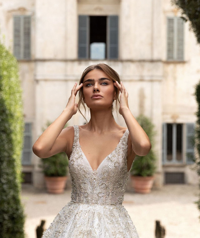 Роскошное свадебное платье с длинным шлейфом