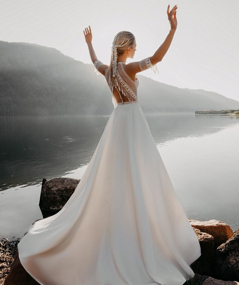 Оригинальное свадебное платья с атласной юбкой