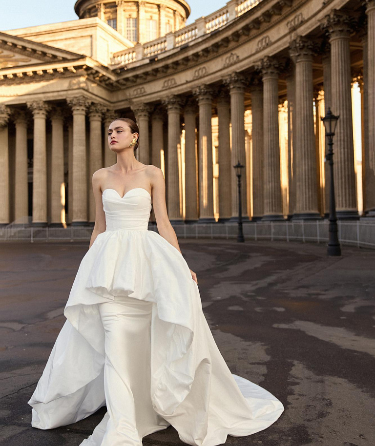 Стильное свадебное платье с необычной юбкой