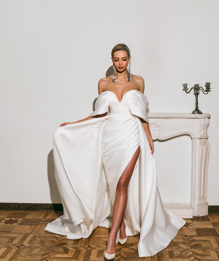 Лаконичное свадебное платье со спущенными плечиками
