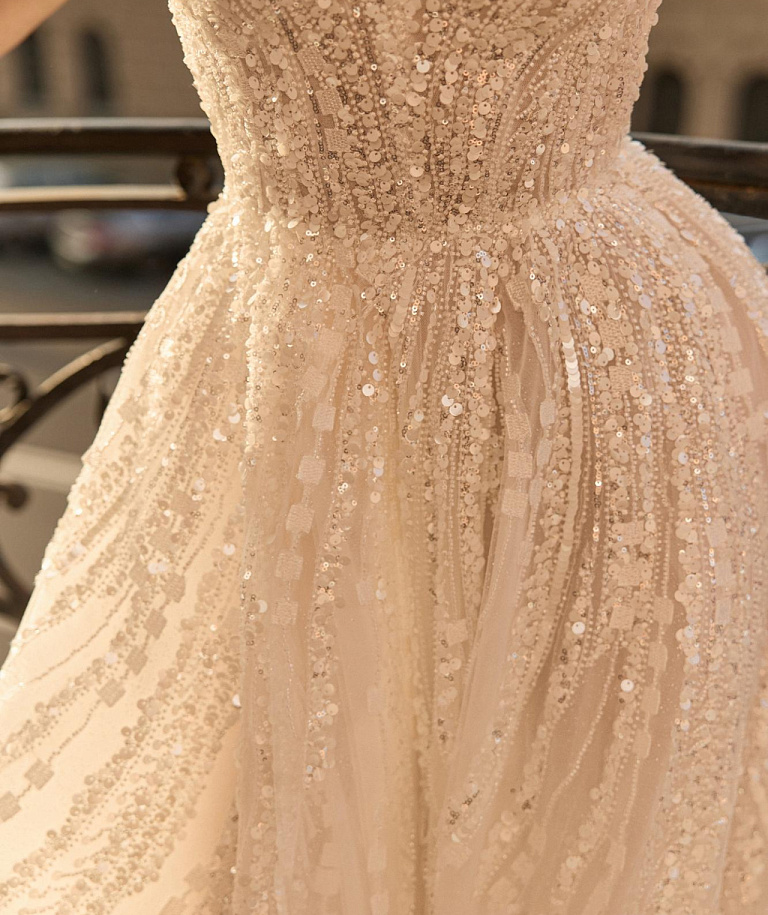 Роскошное свадебное платье с вышивкой