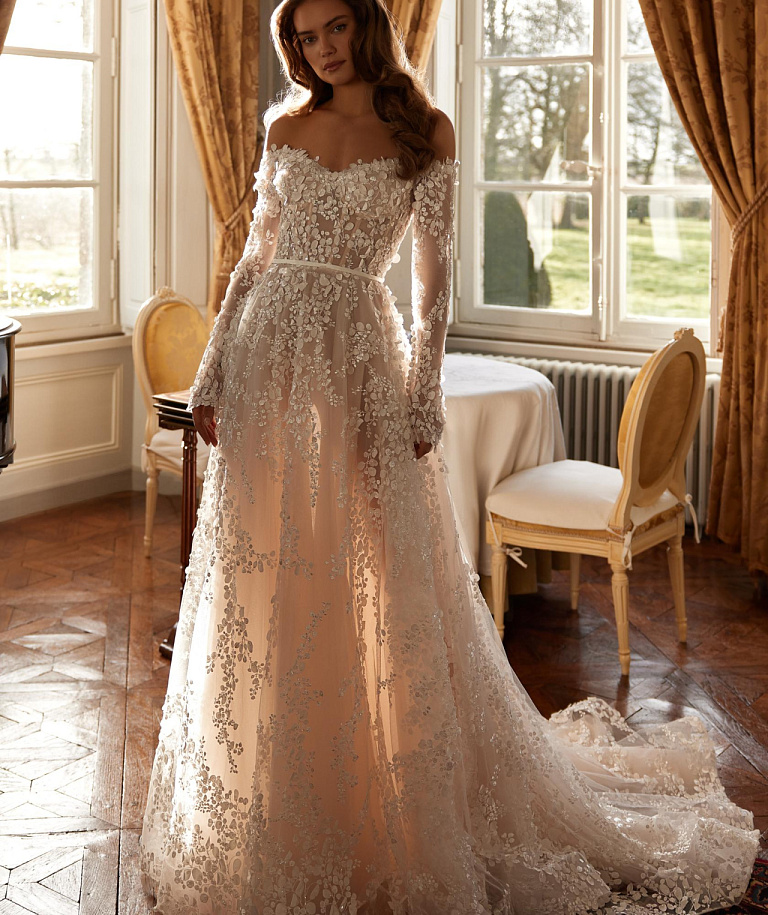 Роскошное свадебное платье с рукавами и открытыми плечами