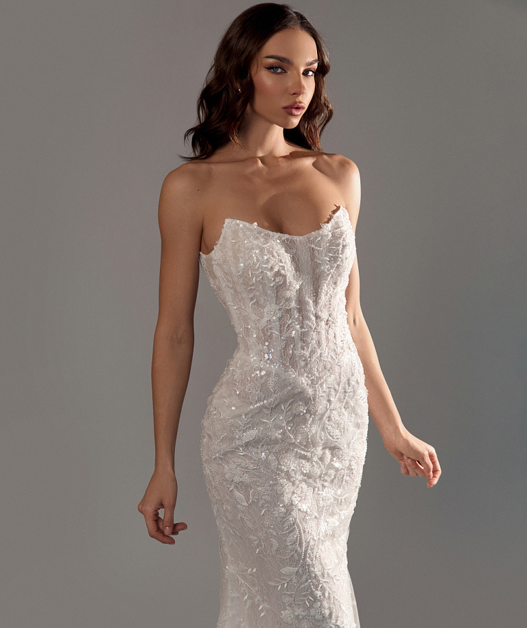 Кружевное свадебное платье с кейпом