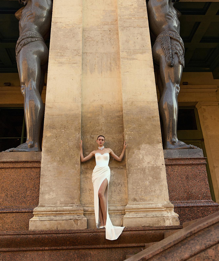 Атласное свадебное платье рыбка с корсетом и разрезом на ноге