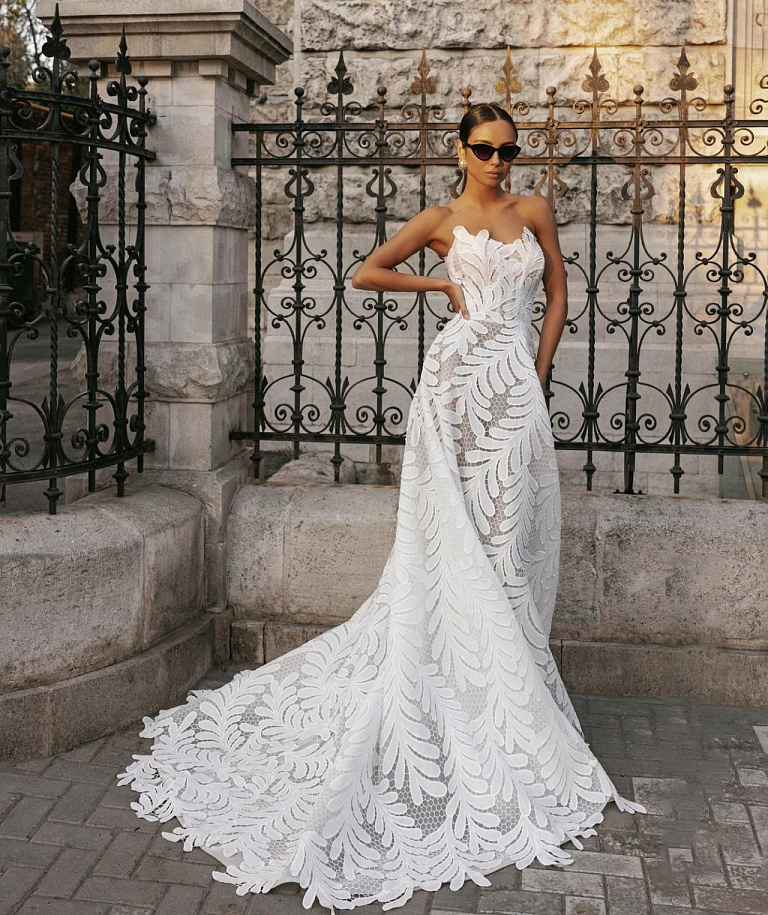 Необычное кружевное свадебное платье