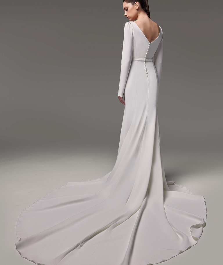 Лаконичное сваебное платье из крепа